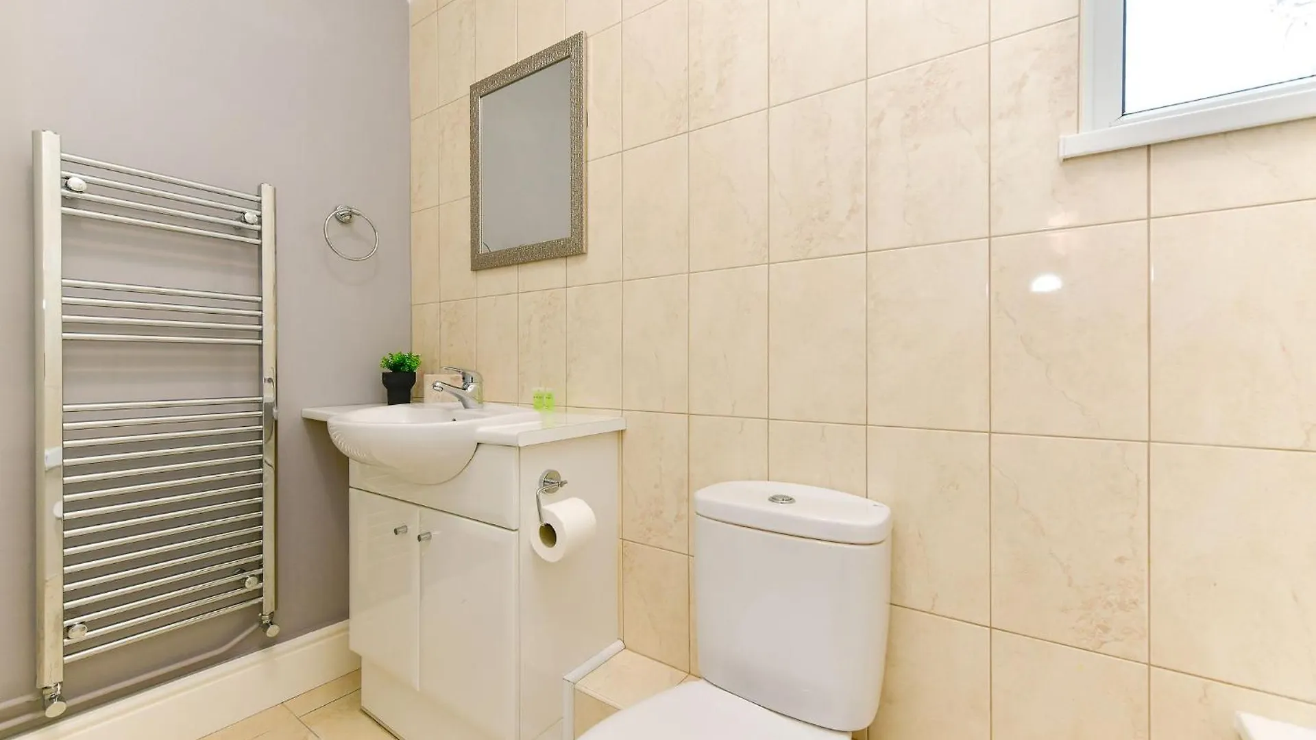 3-Bed Semi-Detached Home Swansea L Near Beach L Sleeps 6 L 4 Beds L By Jmt Stays The Mumbles