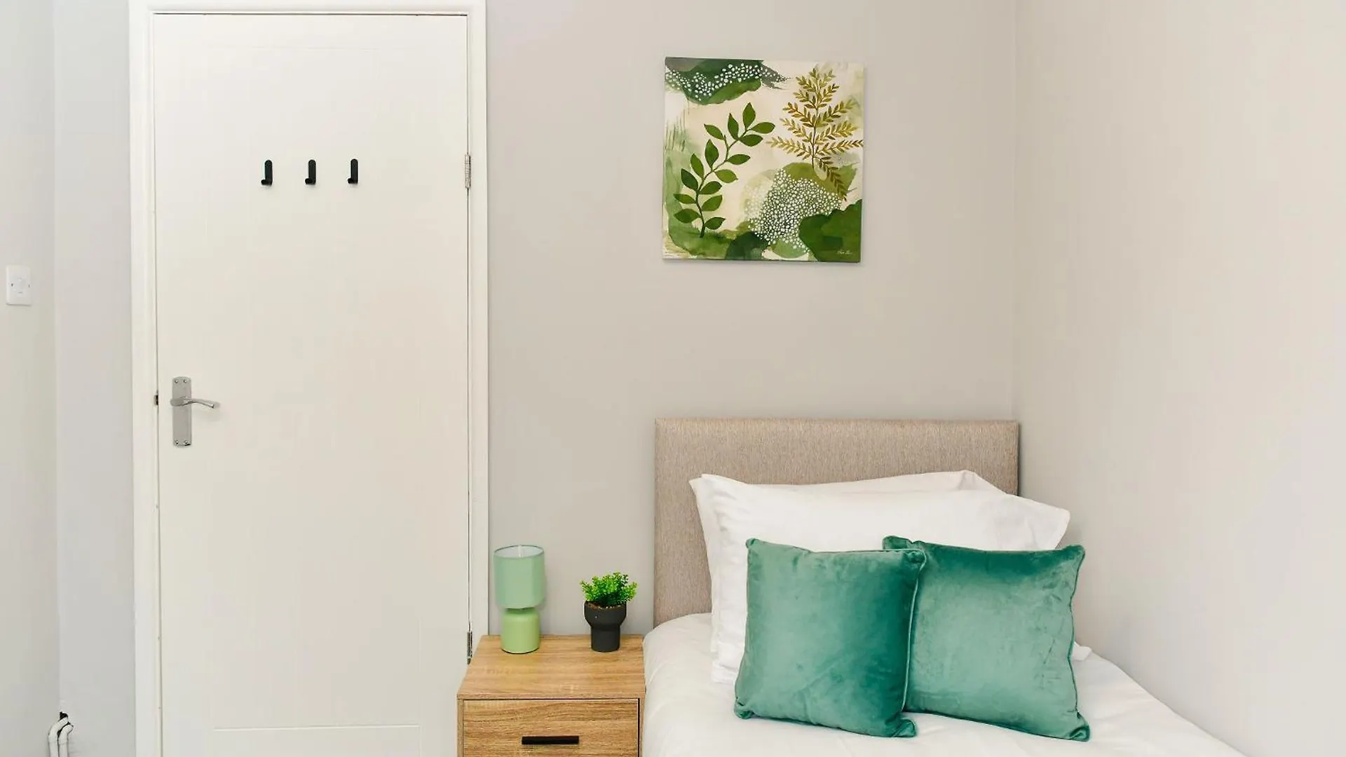 3-Bed Semi-Detached Home Swansea L Near Beach L Sleeps 6 L 4 Beds L By Jmt Stays The Mumbles