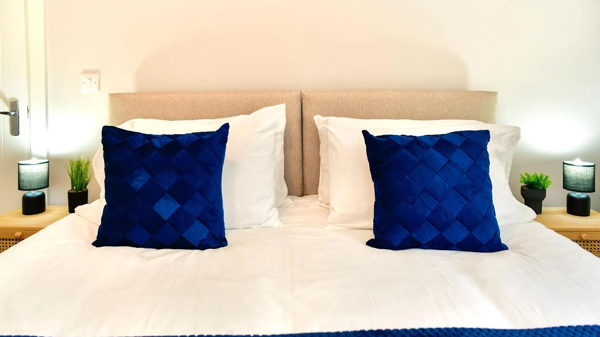 3-Bed Semi-Detached Home Swansea L Near Beach L Sleeps 6 L 4 Beds L By Jmt Stays The Mumbles