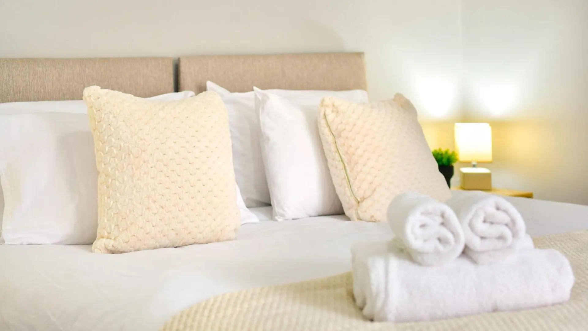 3-Bed Semi-Detached Home Swansea L Near Beach L Sleeps 6 L 4 Beds L By Jmt Stays The Mumbles Apartment