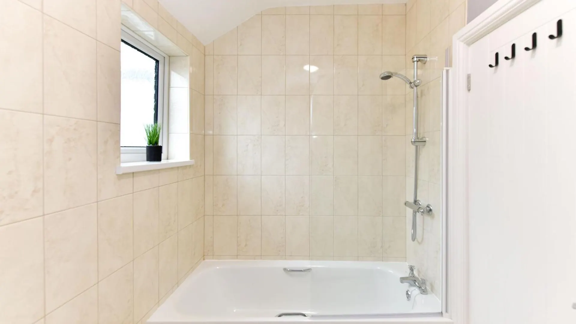 3-Bed Semi-Detached Home Swansea L Near Beach L Sleeps 6 L 4 Beds L By Jmt Stays The Mumbles United Kingdom